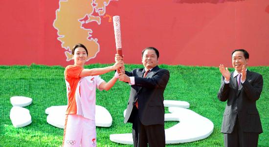 图文-奥运圣火在惠州传递 陈秀君接过奥运火炬
