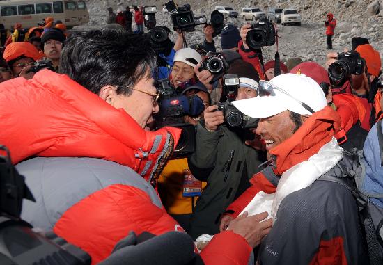 图文-珠峰传递登山队回到大本营 吴英杰亲自迎接
