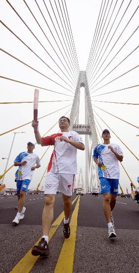 图文-奥运圣火传递活动在汕头举行 朱江波传递火炬
