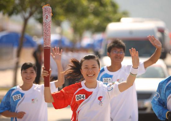 图文-北京奥运圣火在泉州传递 火炬手王瑛颖传递中