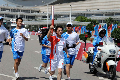 图文-北京奥运圣火在厦门传递 曾国升为了梦想前进
