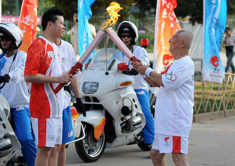 图文-北京奥运圣火在厦门传递 吉新鹏担当最后一棒