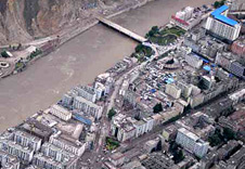 空中看地震后的汶川县县城