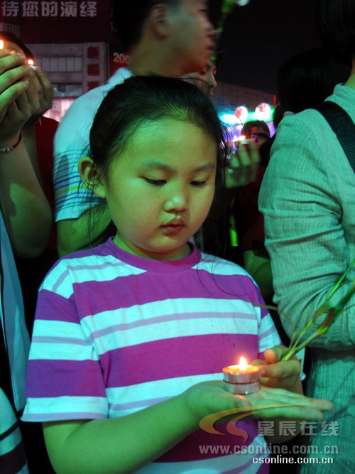 长沙市民在街头点灯祈祷 为支援灾区捐钱献血