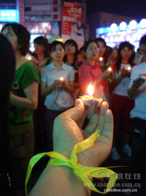 长沙市民在街头点灯祈祷 为支援灾区捐钱献血