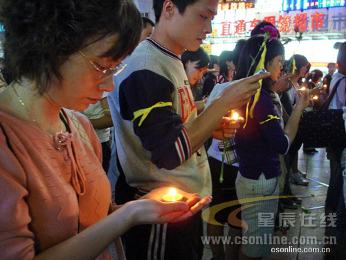 长沙市民在街头点灯祈祷 为支援灾区捐钱献血