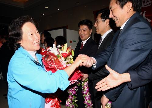 国家体育总局党组副书记、副局长、奥运火炬珠峰传递负责人胡家燕返京