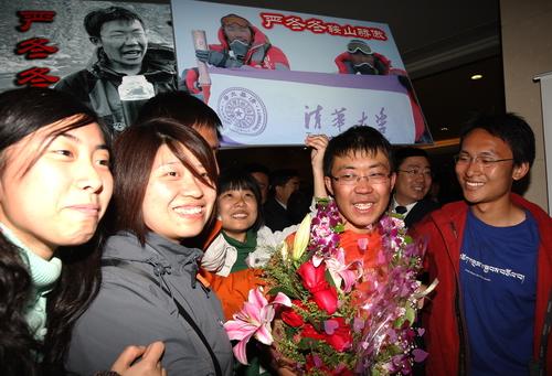 来自清华大学的珠峰火炬手严冬冬在机场见到阔别已久的同学