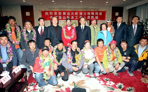 登山队员及工作人员与前来迎接的领导合影