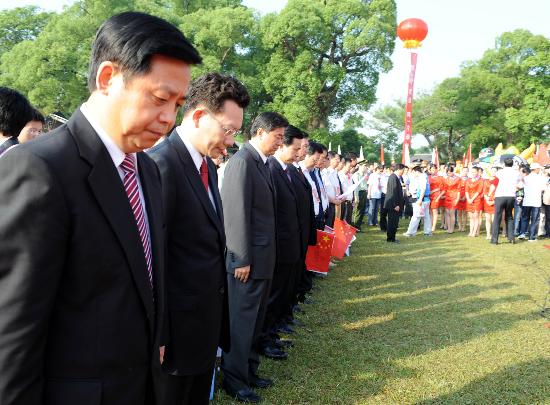 图文-北京奥运火炬在江西瑞金传递 为遇难同胞默哀