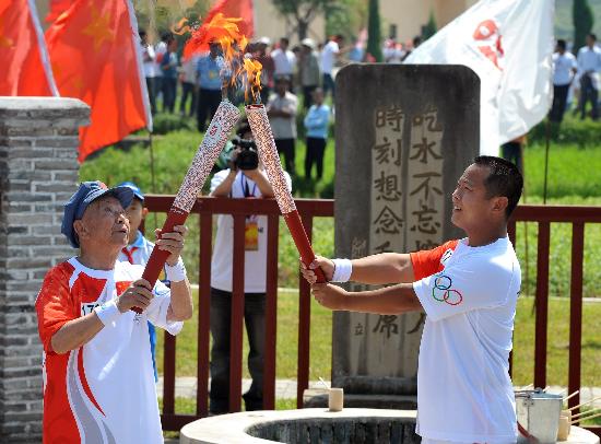 图文-北京奥运火炬在江西瑞金传递 红井前传递