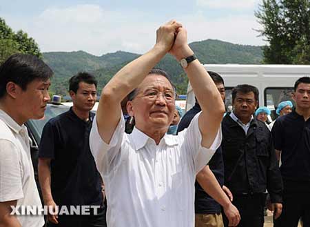 温家宝赴重灾区青川木鱼镇看望灾民(组图)