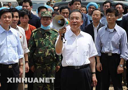 温家宝赴重灾区青川木鱼镇看望灾民(组图)