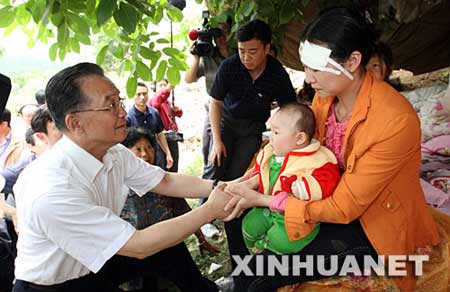 温家宝赴重灾区青川木鱼镇看望灾民(组图)