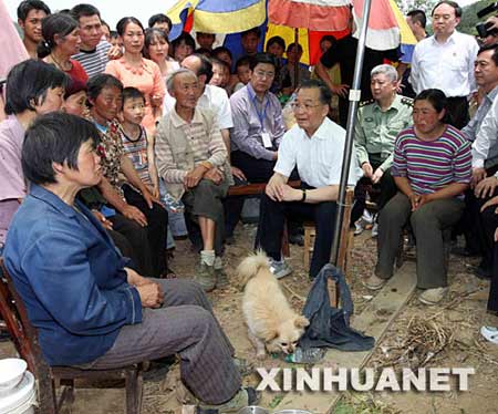 温家宝赴重灾区青川木鱼镇看望灾民(组图)