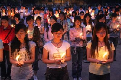 日本人地震默哀的照片