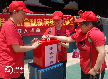 残疾人拄拐杖为四川灾区募捐(图),残疾 灾区