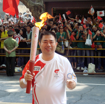 王振滔杭城心系灾区传圣火