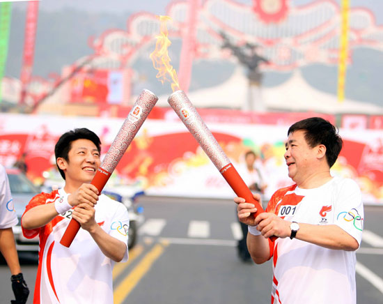 图文-北京奥运圣火在苏州传递