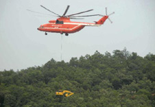 直升机吊运挖掘机赴唐家山堰塞湖