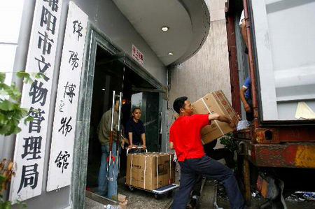 绵阳6091件文物武装押运至三星堆(组图)