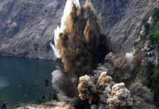 青川县堰塞湖大坝泄洪口爆破