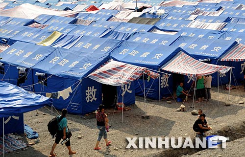 在四川地震灾区,有无数个蓝蓝的帐篷群,安置着数以万计的受灾家庭.