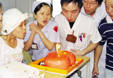 灾区伤员在温州过个别样的生日