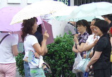 中考首日“妈妈陪考团”雨中等候