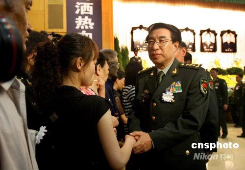 失事直升机组遇难烈士追悼会在成都举行