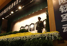 失事直升机烈士追悼会 胡锦涛送花圈