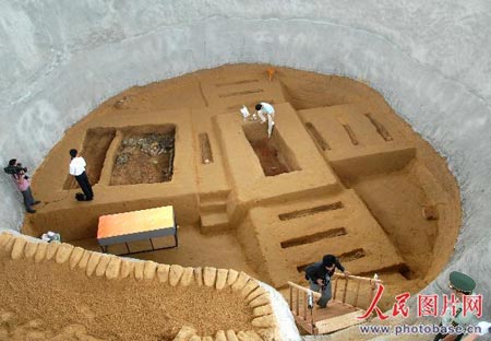 安徽双墩古墓发现青铜剑墓主可能为尚武诸侯王