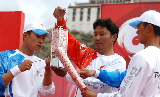Olympic Torch pass Lhasa, Tibet xizang