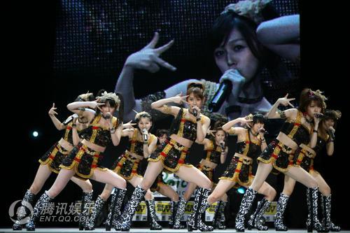 早安少女组上海演唱会 劲歌热舞裙底失守