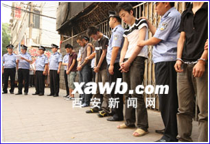 首页 新闻中心 滚动新闻 正文    在案发现场,警方公开处理嫌犯.