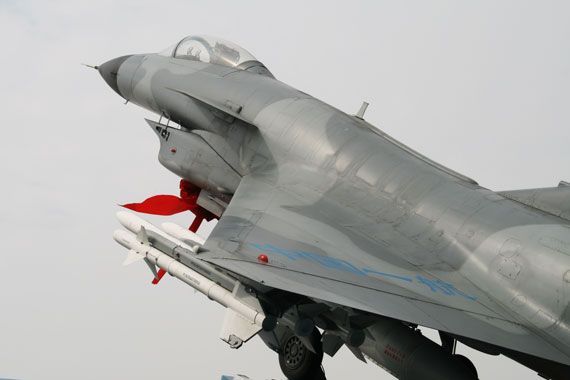 中国首架歼十战机等比例模型亮相北京CBD(组