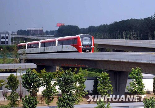 当日,北京地铁10号线一期,机场线和奥运支线三条新地铁线路同时