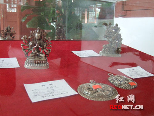 中国银都白银艺术博物馆内展出了古代民间银器。)