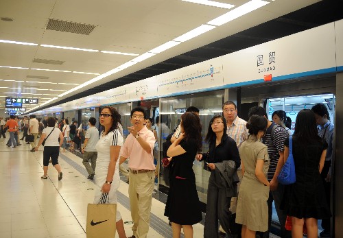 7月21日,乘客在北京地铁10号线国贸站有序上下车.