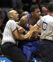 打架事件回顾:科比麦蒂成主角 女人也疯狂_斗