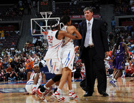 打架事件回顾:科比麦蒂成主角女人也疯狂