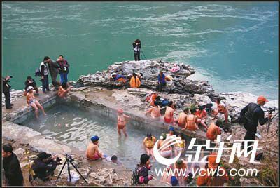 "澡堂会"是云南的傈僳族有着200多年历史的节庆活动,据说能消除疾病