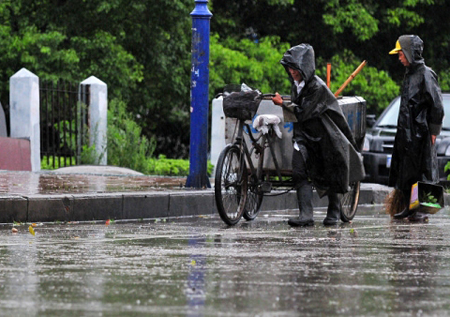 台风天,市区的环卫工人坚持工作,风雨无阻.