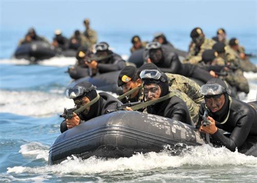 韩国海军特种部队士兵海上操练组图