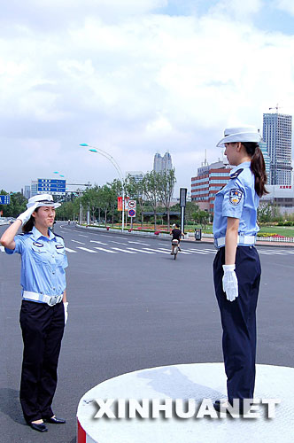 组图:天津女交警参加指挥传递路线 为传递添彩
