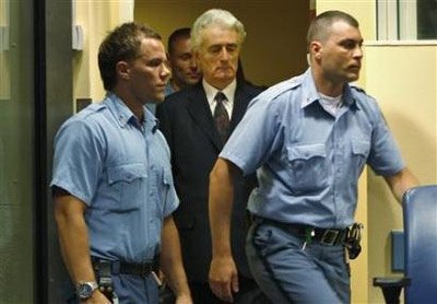 卡拉季奇在海牙首次出庭受审称将自我辩护(图)
