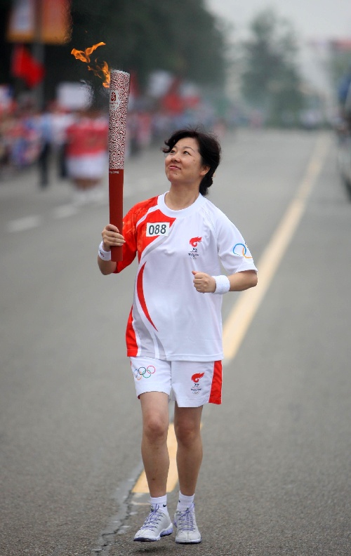 图文:奥运圣火在天津传递 火炬手孟繁萍