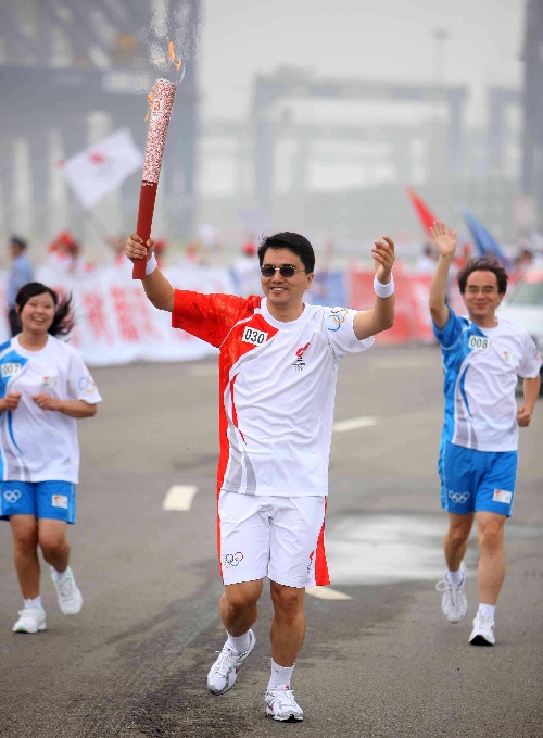 图文:奥运圣火在天津传递 火炬手于建政