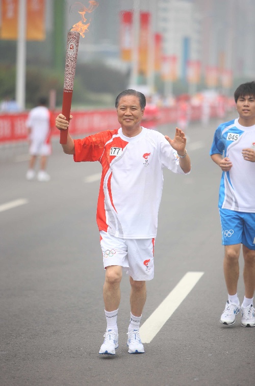 图文:奥运圣火在天津传递 火炬手吴寿宗