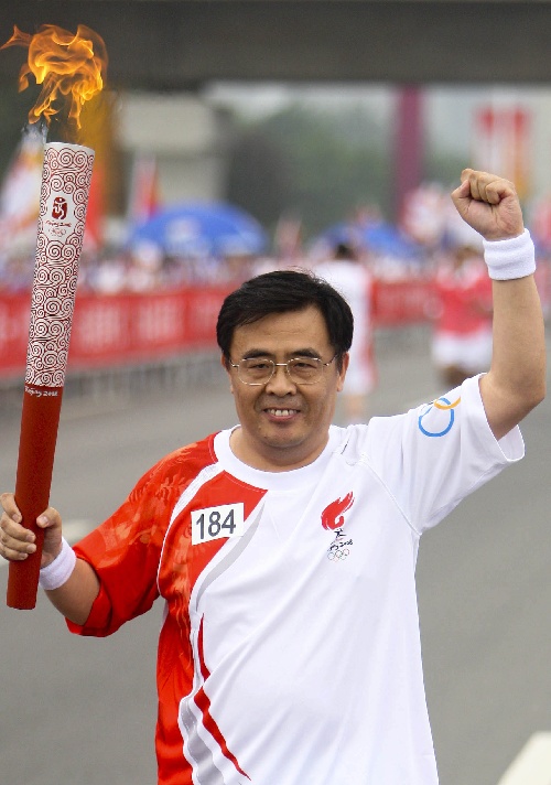 8月1日,火炬手孟群在进行传递.当日,北京奥运圣火在天津市传递.